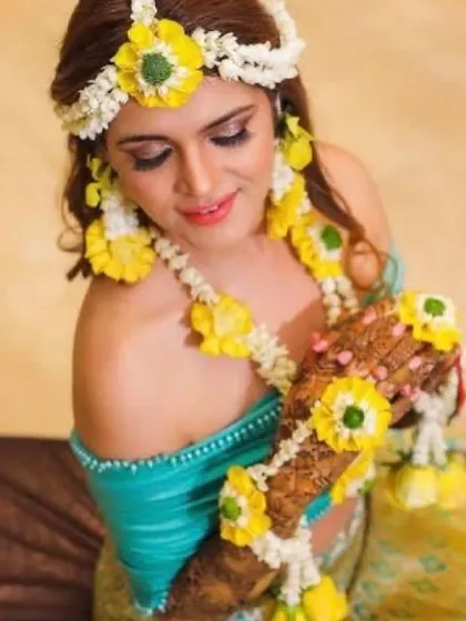 A complete floral jewellery set perfect for a haldi ceremony. This design includes a matha patti, haath phool, and necklace made with fresh yellow flowers and white buds to bring a traditional and bright feel to your event.