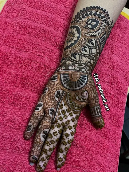 An intricate back-hand design perfect for an engagement or sangeet. The pattern uses a combination of fine lines and bold fills for a dramatic effect.