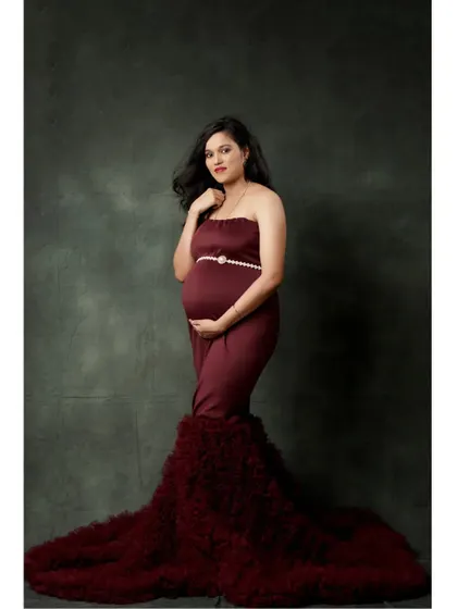 Our wine-red fishtail maternity gown is made from a comfortable stretchable fabric. The ruffled trail adds a dramatic flair, perfect for a glamorous photoshoot.