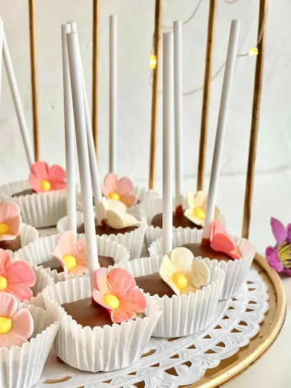 Sweet little bites of happiness on a stick. These floral-themed cake pops were created for a baby shower, adding a touch of whimsy and delight to the celebration.