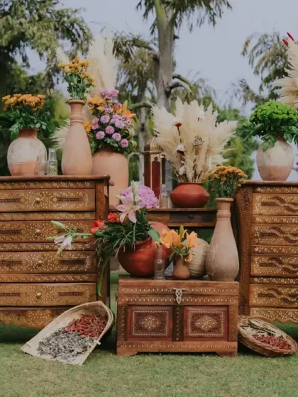 We used beautifully carved wooden chests of drawers as decor elements, topped with pampas grass and floral arrangements to enhance the Moroccan bazaar vibe.