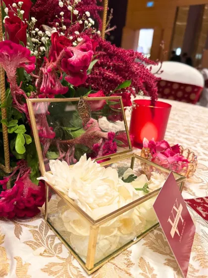 Delicate details sealed in elegance. A glass box filled with flowers serves as a beautiful and unique centerpiece, because love truly lives in the little things.