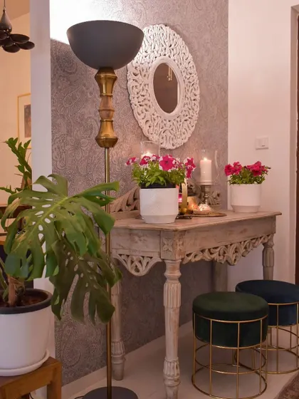 A throwback to when I was just starting out. This was one of my first foyer setups, and it’s amazing to see how my style has evolved.