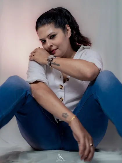 A confident and relaxed pose. I help clients find their own version of this easy, everyday style.