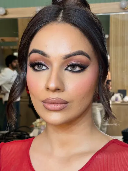 The focus is all on the eyes. This soft glam look is perfect for a cocktail or sagan, combining shimmer and smoke for a captivating effect.