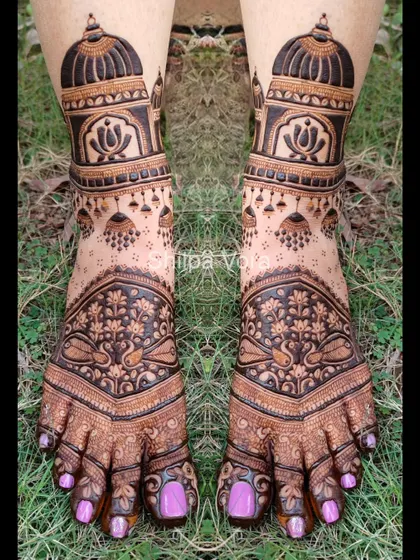 The rich stain of a bridal foot design, featuring domes and delicate jhumka motifs.