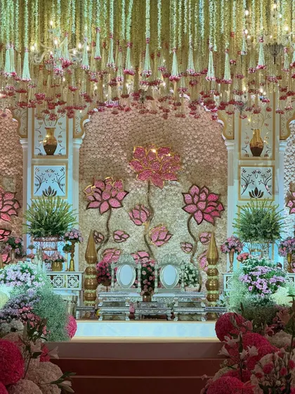 A straight-on view of the mandap, a perfect symphony of blooms and elegance. The design brings tradition and grandeur together in perfect harmony for the main ceremony. 🌸
