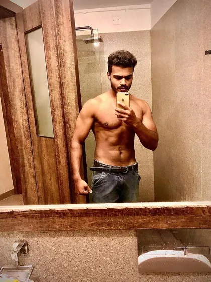 A mirror selfie showing core definition. My nutrition coaching is a critical part of the plan to help you lose fat and reveal the muscle you've worked hard to build.