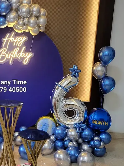 A detailed shot of the number '6' balloon bouquet for the 6-month celebration.