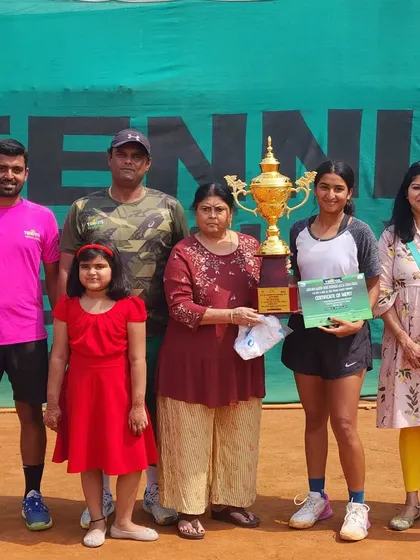 A group photo celebrating Tamanna's victory.
