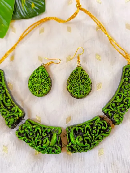 The carved 'hansli' choker in a vibrant green.