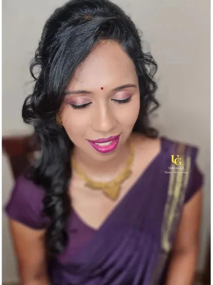 This classy, understated look is perfect for any occasion. My classes cover how to achieve this simple style with softly defined eyes, a hint of color on the lips, and natural-looking skin.