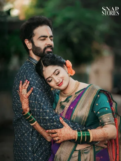 A warm embrace between the couple. Our goal is to create a relaxed atmosphere where you can share natural, affectionate moments.
