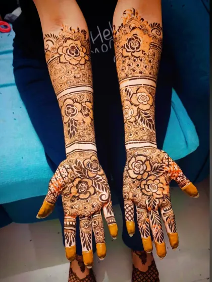 A view of the rose-themed design with classic solid fingertips.