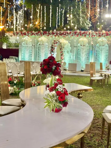 The elegant curved table set against the backdrop of the grand Nikah stage, creating a VIP dining experience.