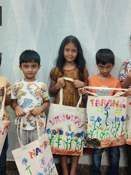 Another group of happy artists with their finished tote bags. Each one is unique, reflecting the personality and creativity of its creator.