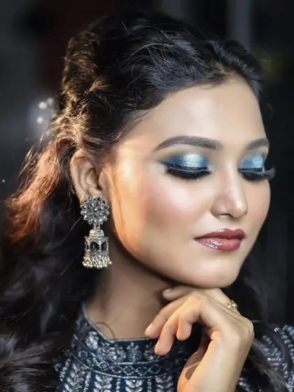 A stunning blue smokey eye, perfect for an evening party. Our students learn to master this popular and versatile look.