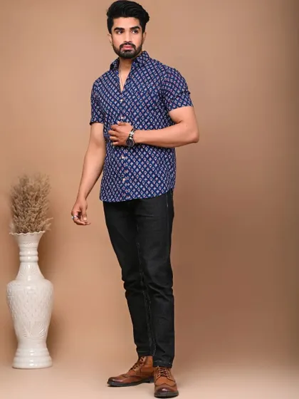 The men's shirt in a blue geometric print, made from pure cotton for all-day comfort.