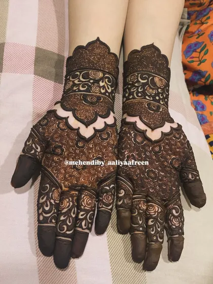 A classic Pakistani design with a scalloped border and intricate filling, a trend that never fades.