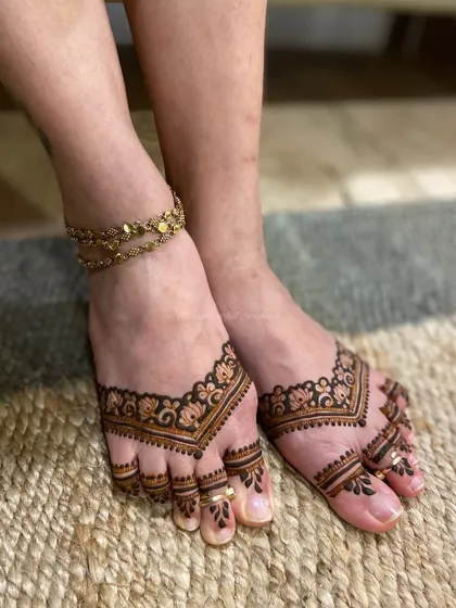 A slightly different view of the elegant jewelry-style foot mehendi, perfect for someone who wants a minimal yet beautiful look.