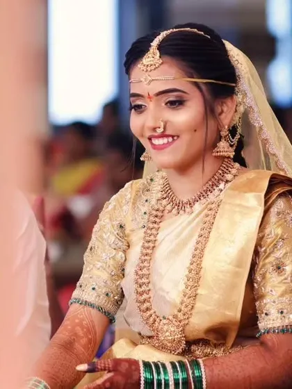 This is one of my most sought after nakshi bridal sets, and you can see why. It looks absolutely stunning on our bride, pairing beautifully with her golden silk saree for a timeless and elegant wedding day style.