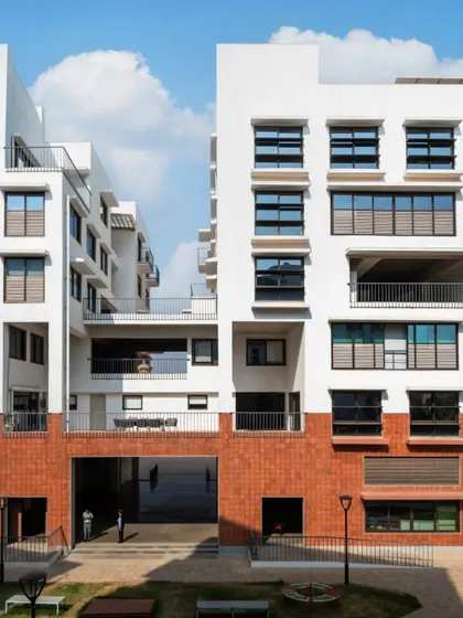 The Srishti Manipal Institute campus is designed as a series of non-hierarchical layers. Here, the contrast between the red brick base and the white upper floors creates a clear visual language.