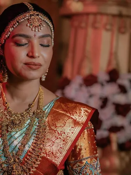 A serene close-up of this South Indian bride. The soft gold eyeshadow and defined liner make her eyes the focal point, while her skin looks naturally flawless.