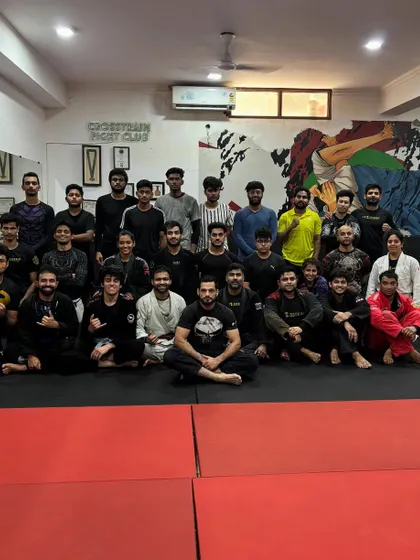 The energy of a Sunday roll. The mats are full, and everyone is pushing to level up. This is what our weekend sessions are all about: community and progress.