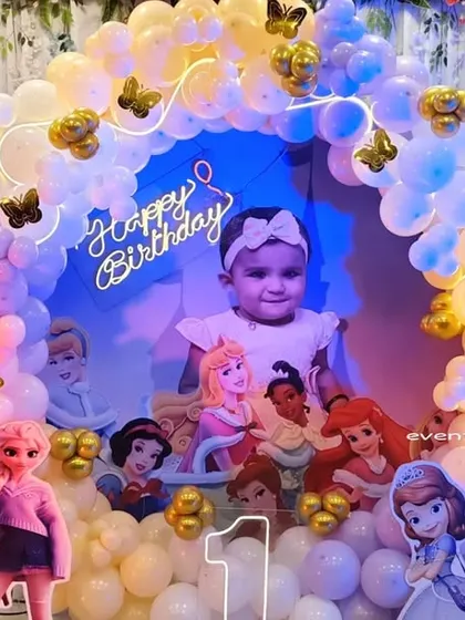 A detailed view of the princess-themed circular backdrop and balloon arrangement.
