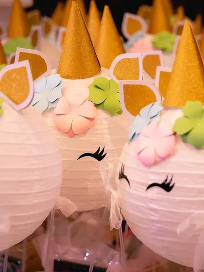 Return gifts that match the theme are a must. I created these cute unicorn-themed gift baskets with paper lantern unicorn heads for the kids to take home.