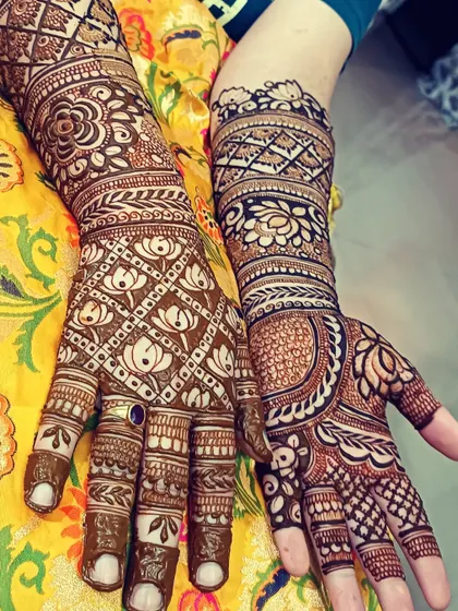 A beautiful example of combining different traditional elements. This design has lotus patterns on a jaali net on one hand and classic motifs on the other.