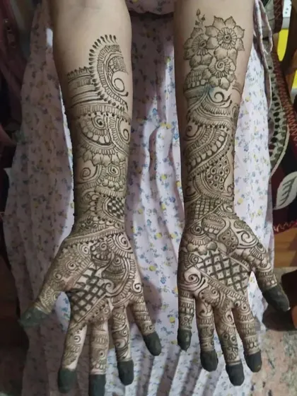 A duplicate image of the popular hybrid Arabic and Indian mehendi design.
