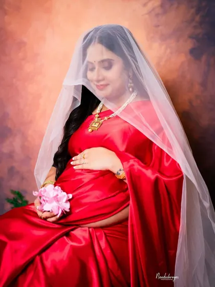 A delicate and soft portrait, with a sheer veil over the mother-to-be. This adds a layer of mystique and tenderness to the traditional look.