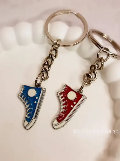 More sneaker charms, this time in classic blue and red. These make a great gift for friends who love shoes and cool accessories.