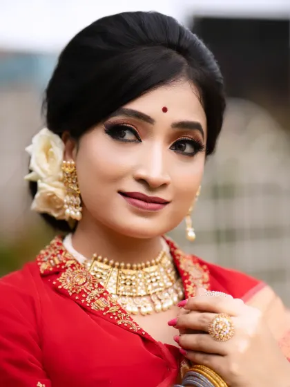A stunning close-up of the retro makeup look. The winged eyeliner and classic hairstyle are executed perfectly by my student.