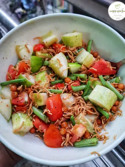 A spicy evening snack made with noodles, fresh vegetables, and chickpeas.