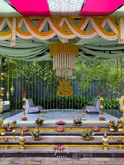 A duplicate image of the stunning and colorful traditional setup.