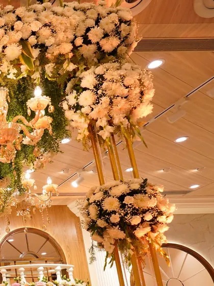 The creative merriment between white carnations and gypsies renders a luxurious touch. This fairytale decoration is perfect for a dreamy wedding.