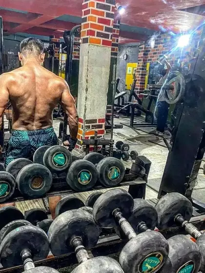 A look at my back progress. Building a detailed and wide back takes time and a focus on heavy, compound movements.