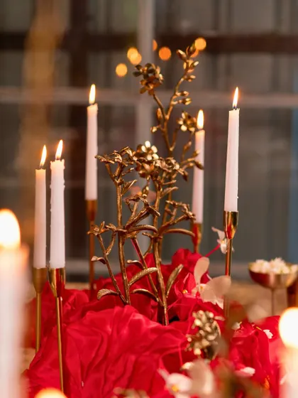 Golden floral sculptures add a touch of modern artistry to the 'Cascading Sindhoor' table.