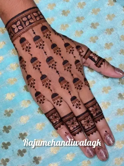 For those who prefer a more minimalist look, this 'booti' or motif-based design is a great option. The repeating dome pattern is modern, clean, and very quick for our artists to apply.