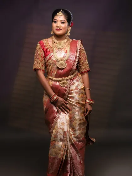 The antique vaddanam (waist belt) ties the entire bridal look together, accentuating the saree and adding a touch of tradition.
