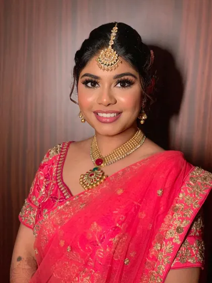 A happy bride is the most beautiful bride. Simran’s smile says it all, with her radiant makeup look featuring flushed cheeks and bright eyes, perfect for her wedding ceremony.