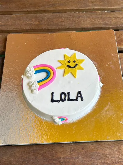 A duplicate of image 11, showing Lola's Pride cake.
