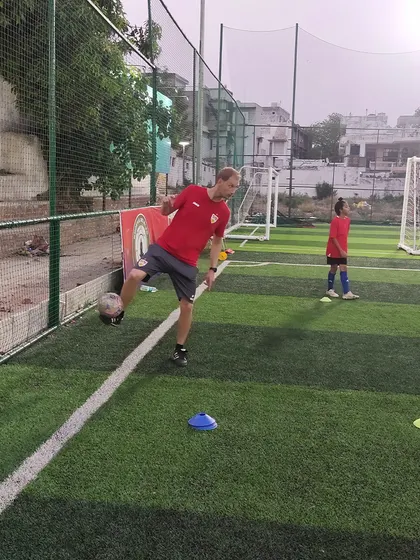 A VfB coach demonstrates a technical skill. These demonstrations are a vital part of the learning process, providing a clear visual for players to emulate.