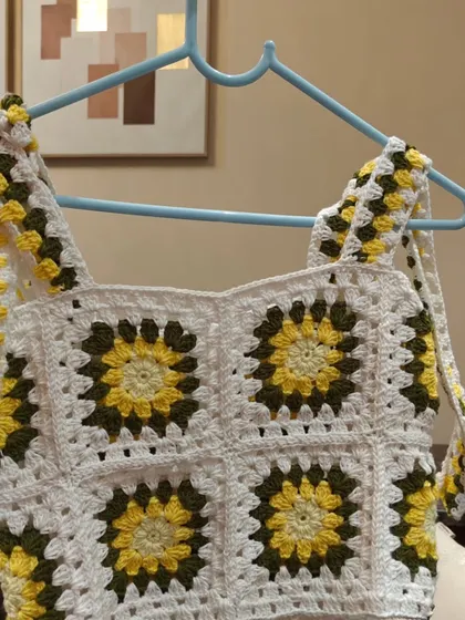 Capturing the joy of summer in a top. This sunflower-themed granny square crop top is a favorite for its cheerful vibe and easy-to-wear style. I designed it with adjustable straps for a perfect, comfortable fit, making it a go-to piece for sunny days.