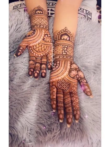 A variation of the engagement design, with a lotus motif inside the semi-circular pattern.