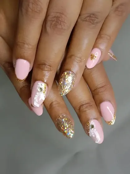 A soft and romantic bridal set, combining a baby pink base with gold glitter, shell pieces, and delicate 3D accents.