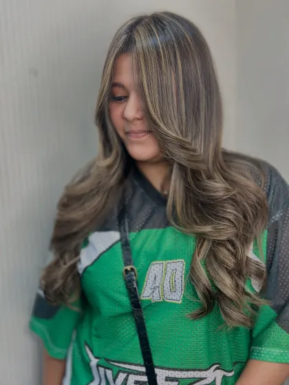We love creating these soft, face framing waves to complement a new balayage. It brings out the color variation and adds a touch of glamour.