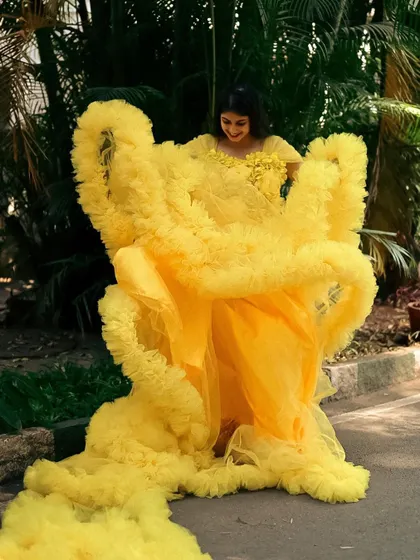 The detachable ruffle sleeves on this yellow gown can be used to create a dramatic flying effect.